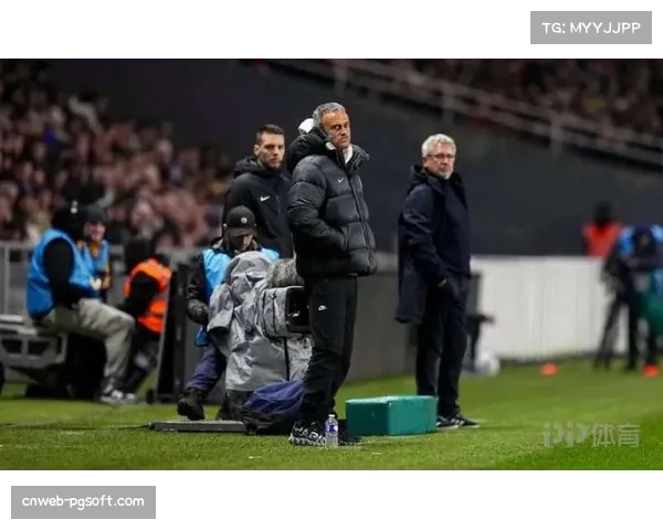 恩里克坚持4-3-3体系,登贝莱转型“伪9号”角色成巴黎进攻关键。